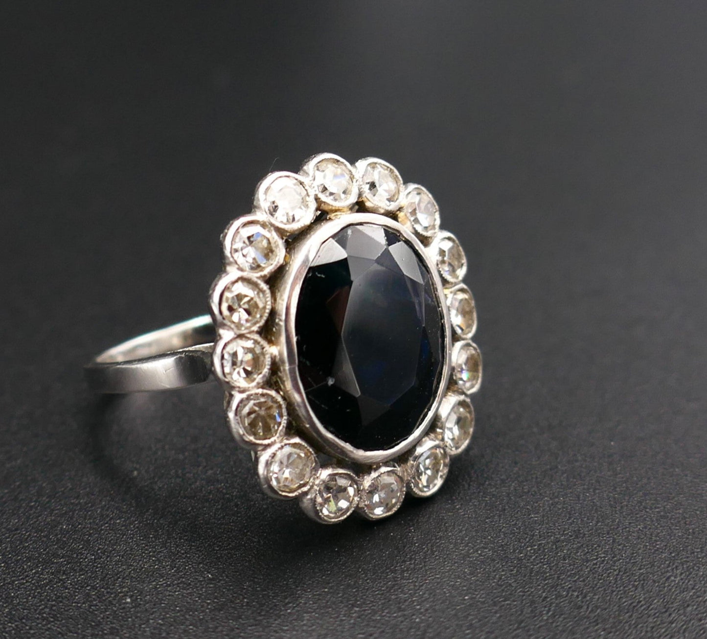 Bague Art Déco En Platine, Saphir Et Diamants.