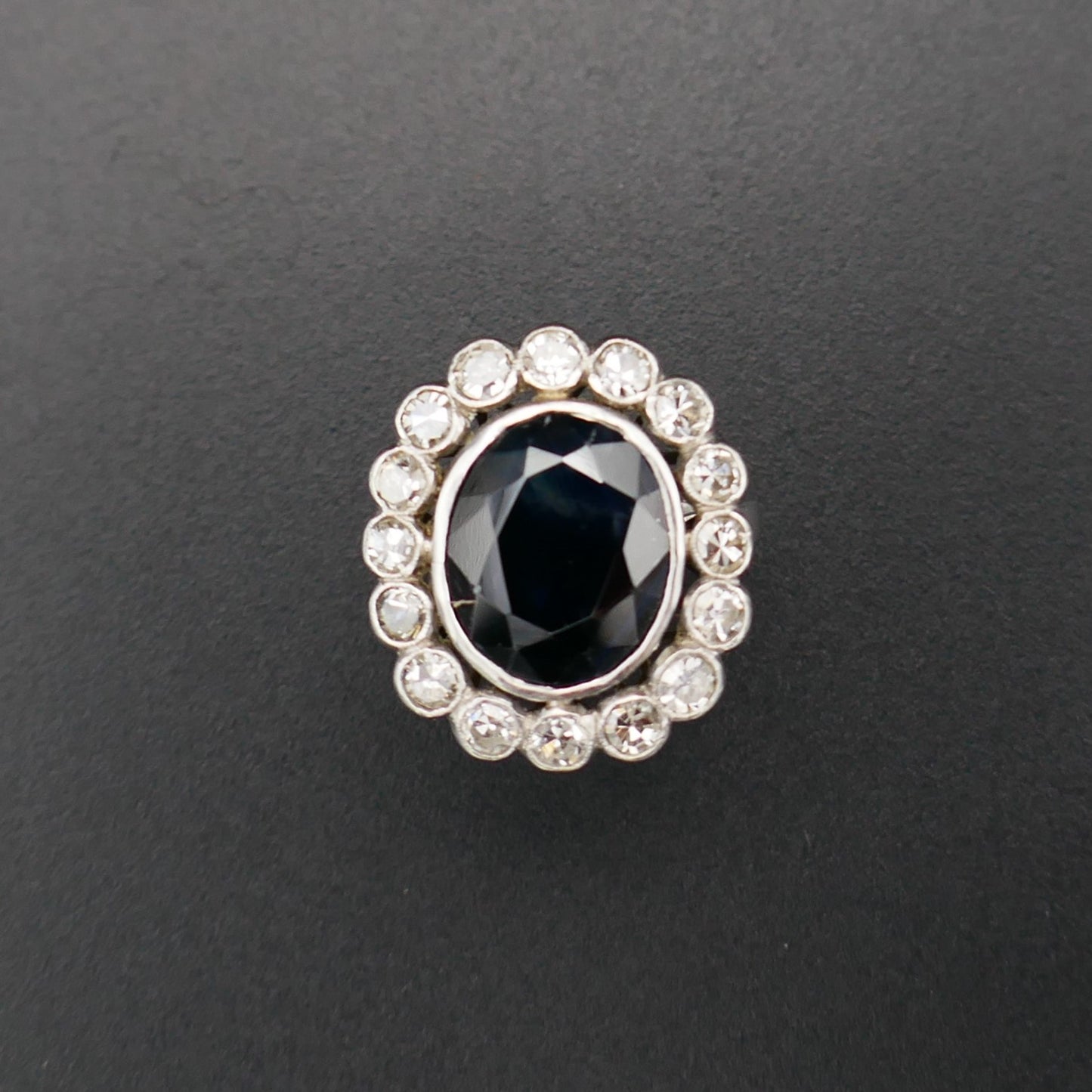 Bague Art Déco En Platine, Saphir Et Diamants.