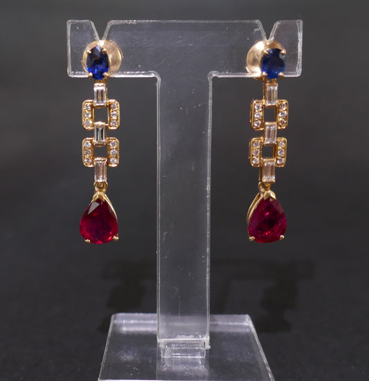 Paire De Boucles d'Oreille Saphirs, Diamants Et Rubis, Or 18 Carats.