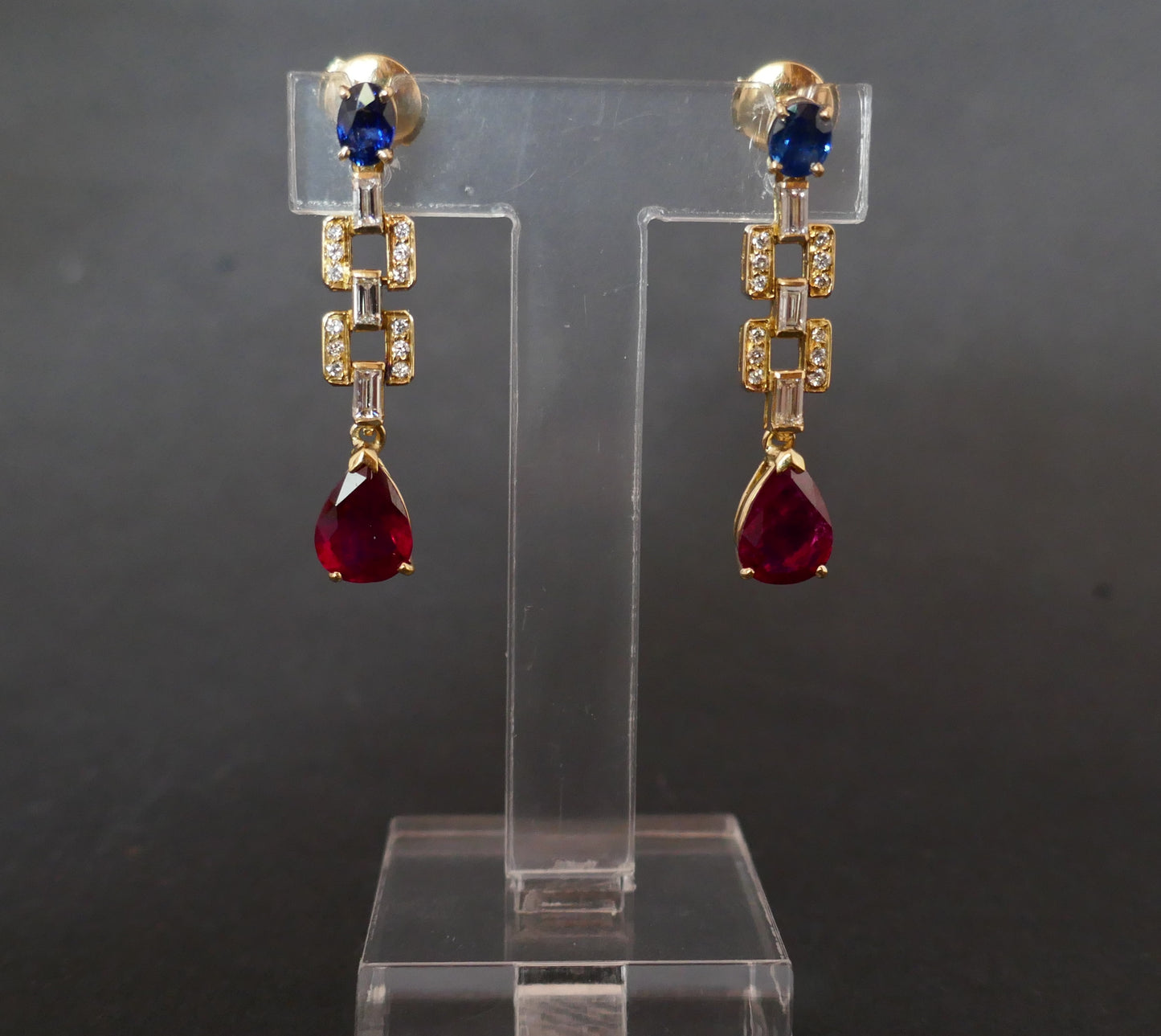 Paire De Boucles d'Oreille Saphirs, Diamants Et Rubis, Or 18 Carats.