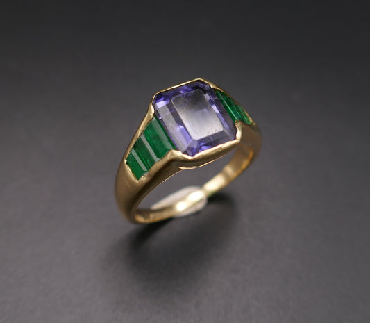 Bague Sertie d'Une Iolite Et émeraude, Or 18 Carats.