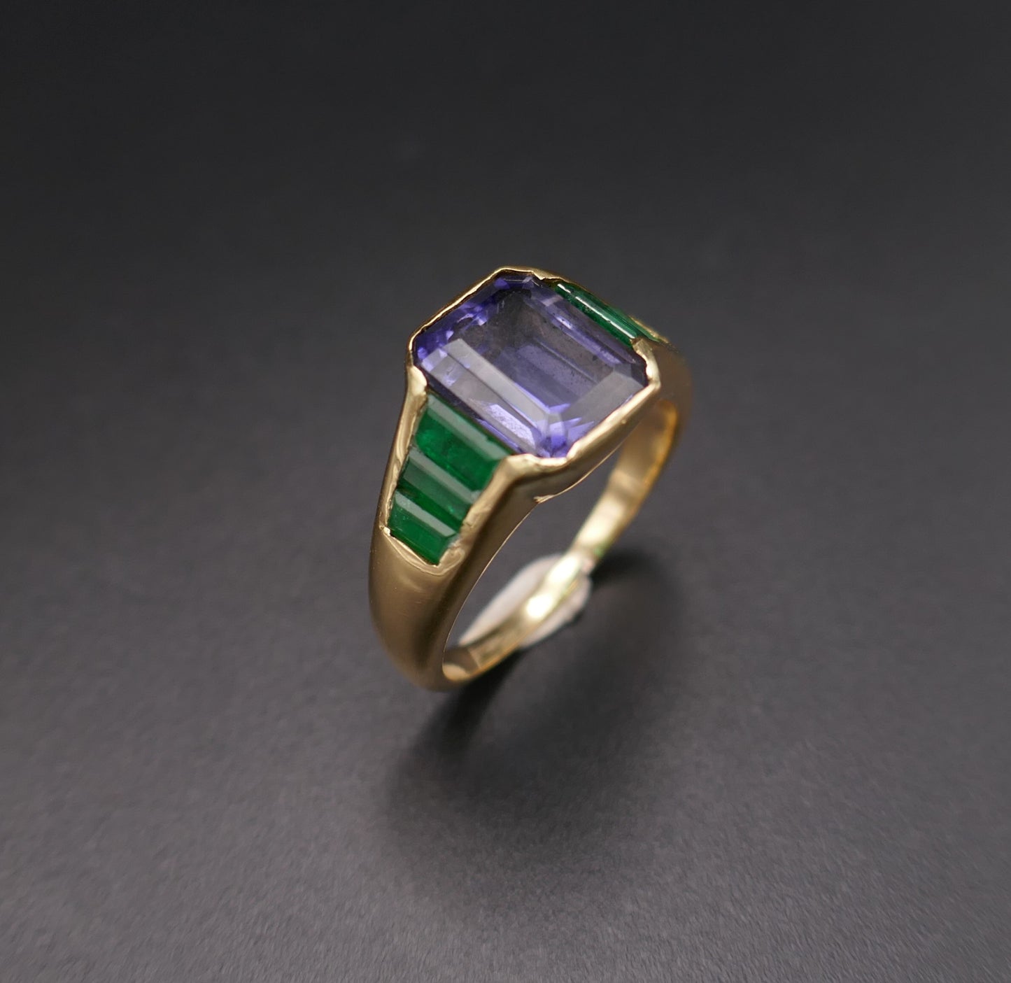 Bague Sertie d'Une Iolite Et émeraude, Or 18 Carats.