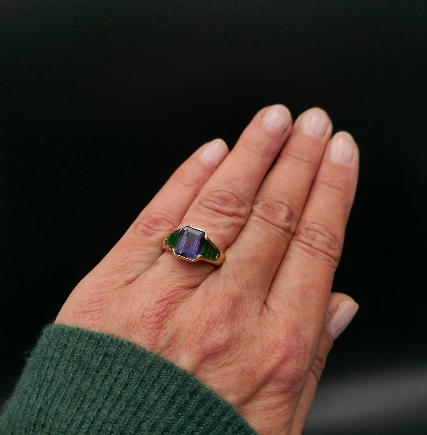 Bague Sertie d'Une Iolite Et émeraude, Or 18 Carats.