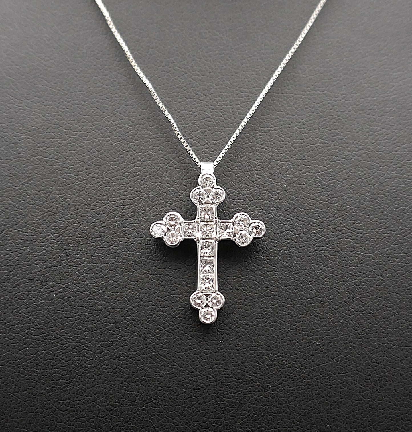 Croix Diamants Taille Princesse Et Taille Brillant Et Sa Chaîne.