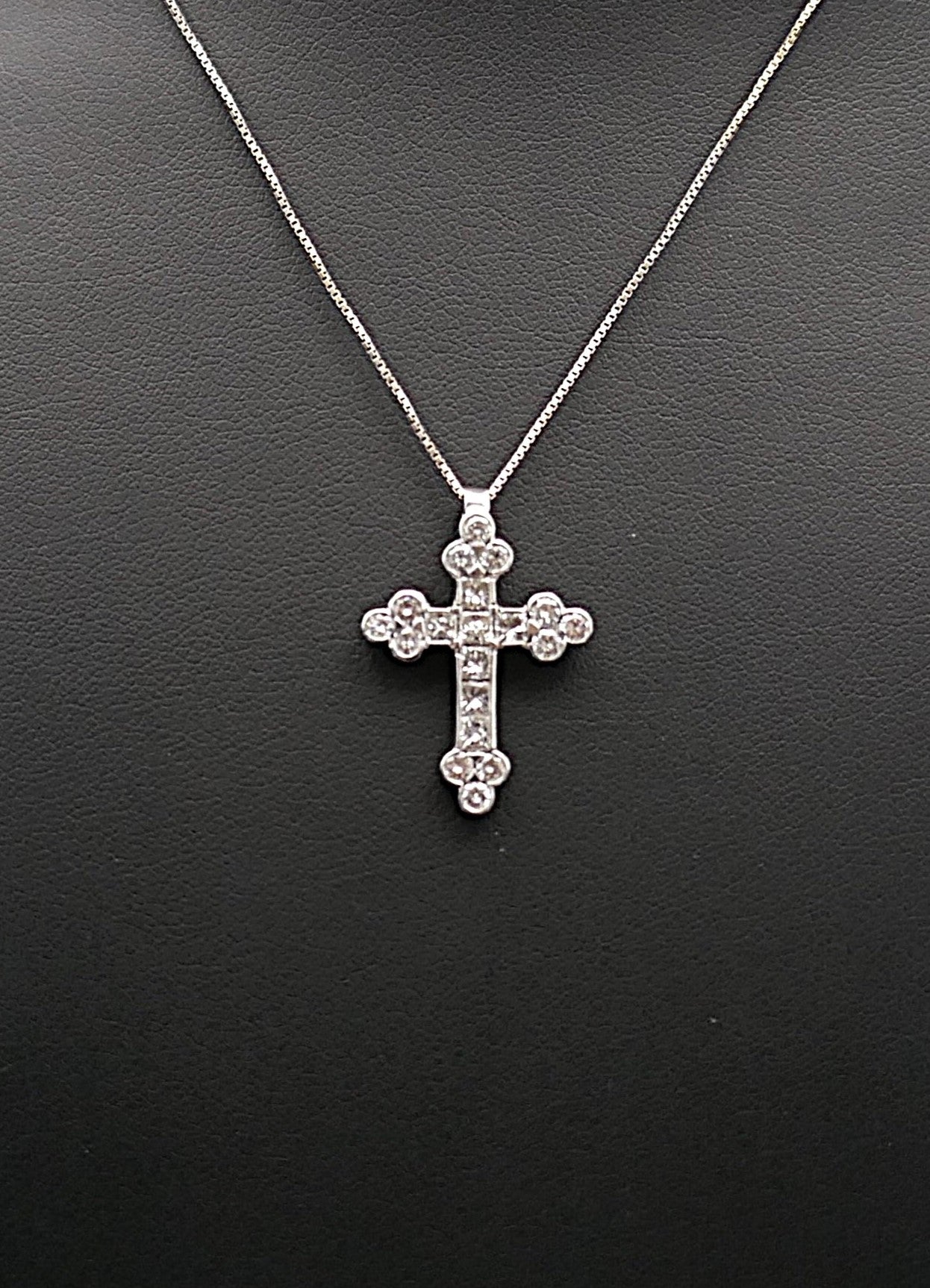 Croix Diamants Taille Princesse Et Taille Brillant Et Sa Chaîne.