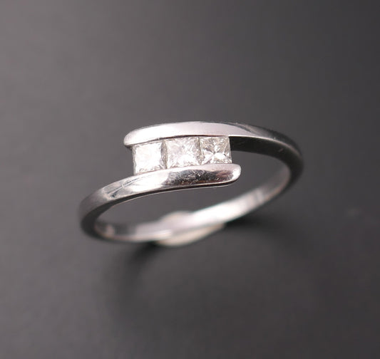 Bague Diamants Princesse 0,30 Carat, Or Blanc 18 Carats.