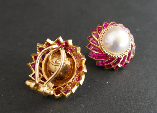 Boucles d'oreilles Clips Perles Mabé et rubis Verneuil Calibrés, or 18 carats.