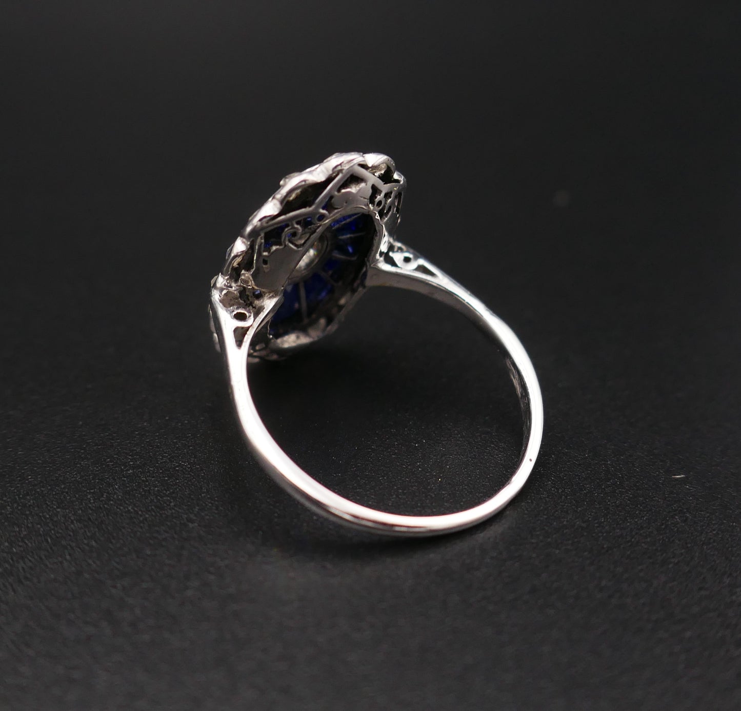 Bague Art Déco Diamants Et Saphirs Calibrés, Or 18 Carats.