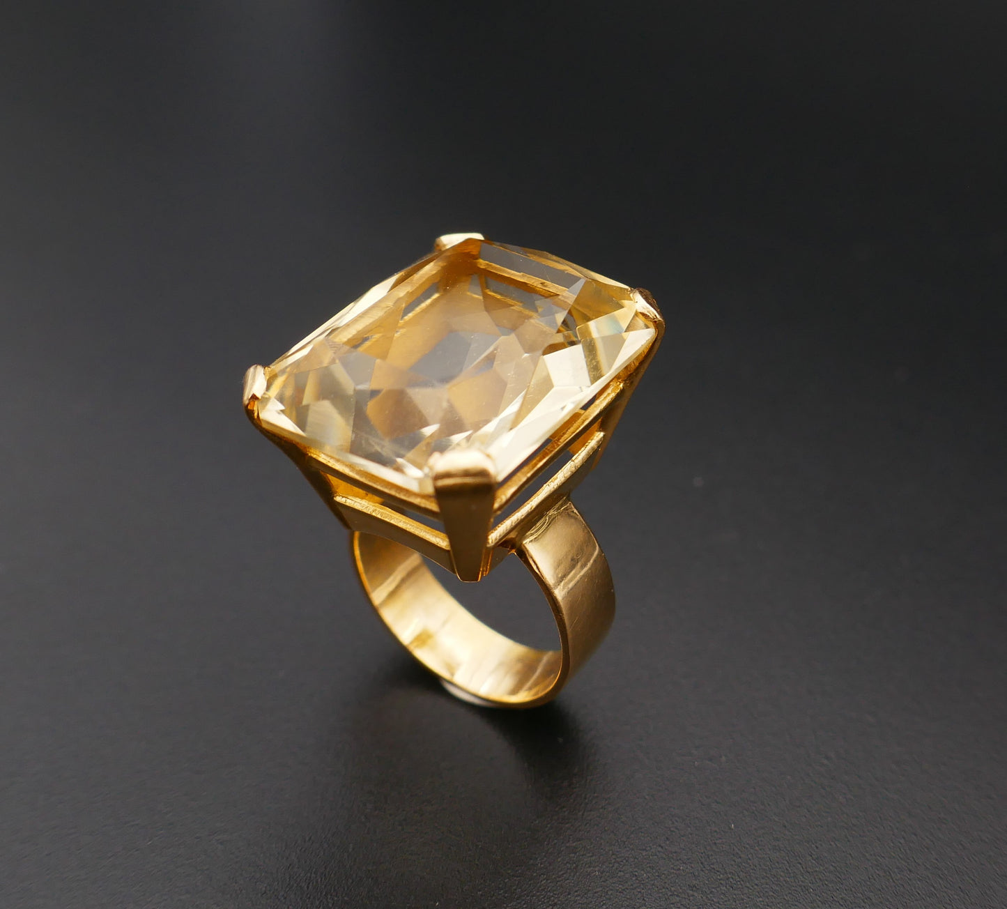 Bague Sertie d'Une Importante Citrine, Or 18 Carats.