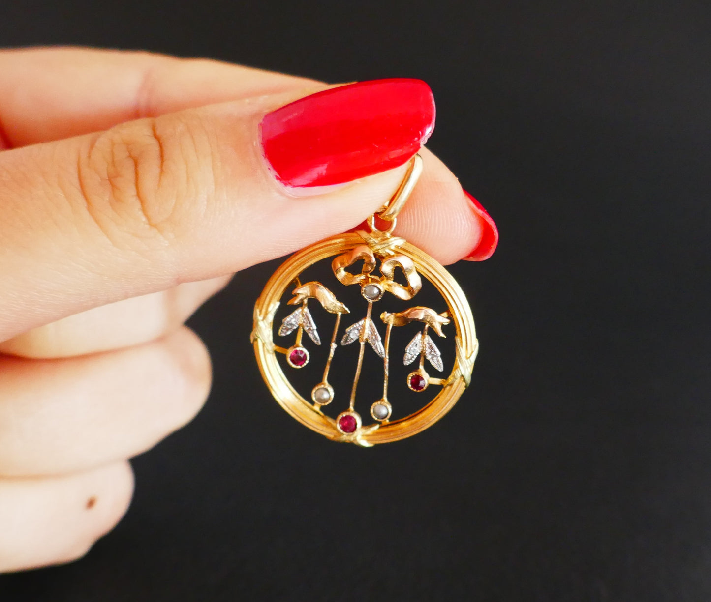 Pendentif Diamants, Perles Et Rubis, Or 18 Carats.