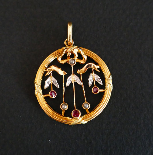 Pendentif Diamants, Perles Et Rubis, Or 18 Carats.