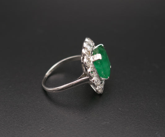Bague émeraude et diamants, or blanc 18 carats.