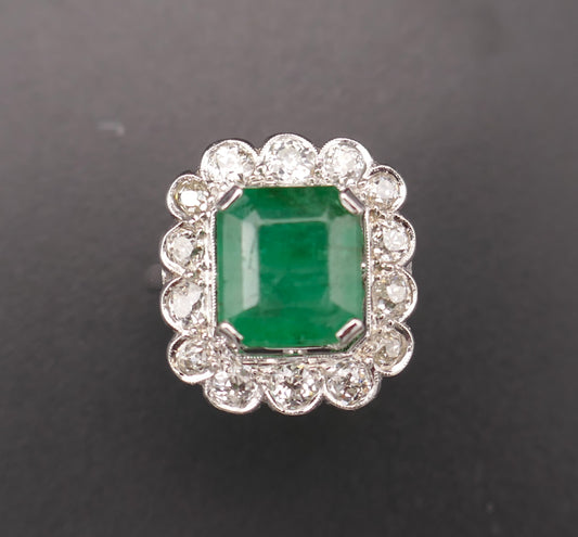 Bague émeraude et diamants, or blanc 18 carats.
