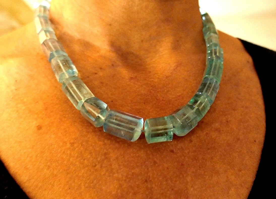 Collier d'aigues-marines, fermoir or 18 carats.