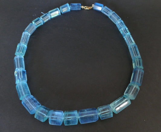 Collier d'aigues-marines, fermoir or 18 carats.