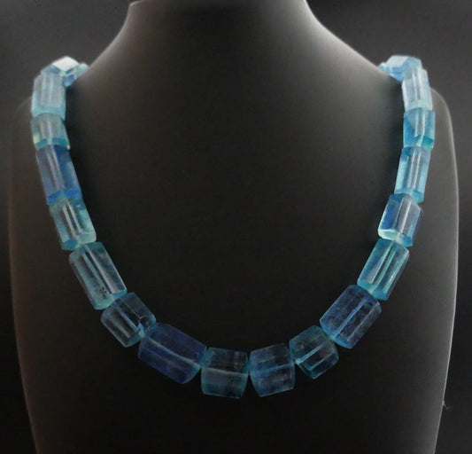 Collier d'aigues-marines, fermoir or 18 carats.