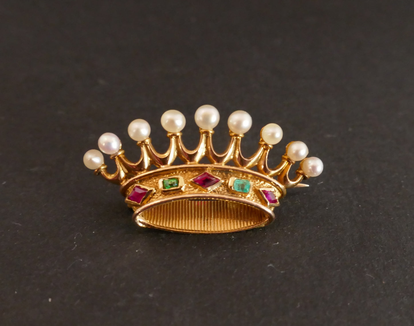 Broche Couronne Comtale, Perles, émeraudes Et Rubis, Or 18 Carats