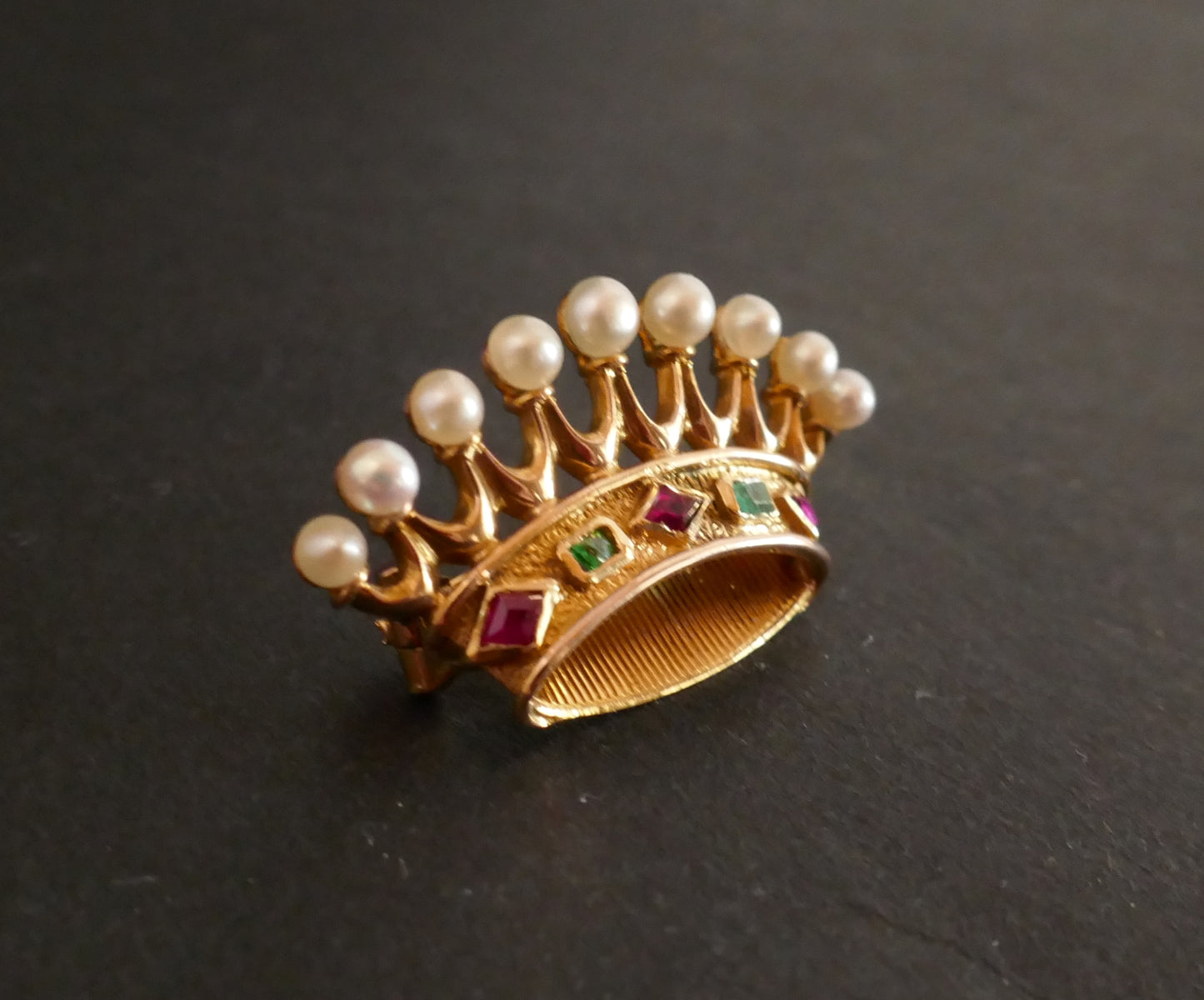 Broche Couronne Comtale, Perles, émeraudes Et Rubis, Or 18 Carats
