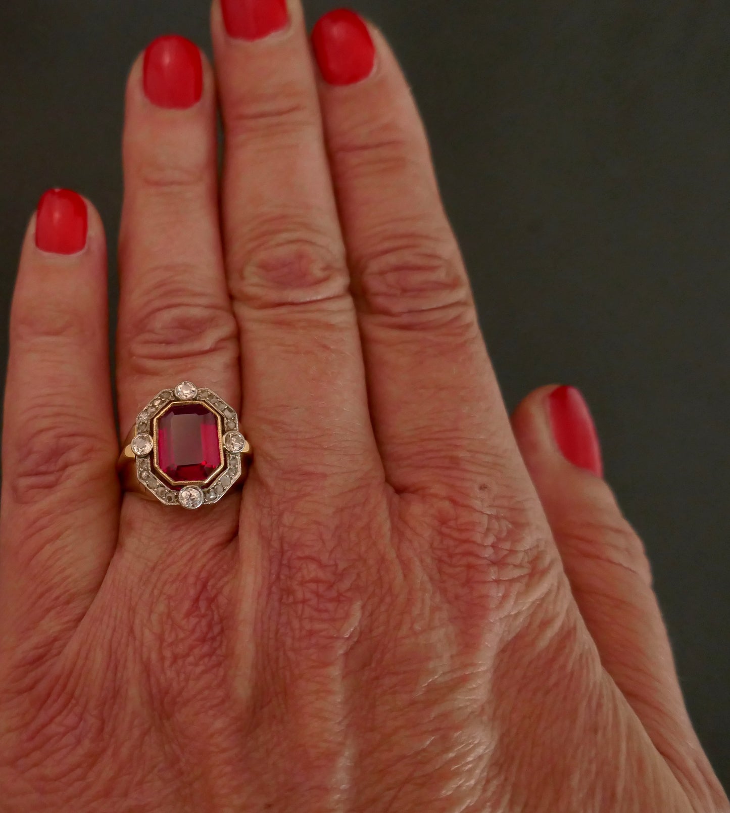 Bague chevalière Tank pierre rouge Et Diamants, Or 18 Carats