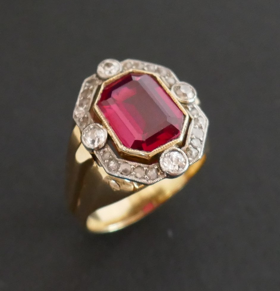 Bague chevalière Tank pierre rouge Et Diamants, Or 18 Carats