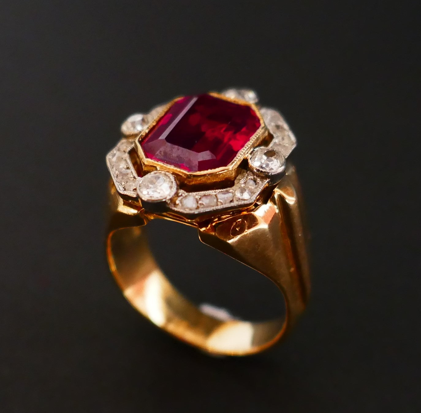 Bague chevalière Tank pierre rouge Et Diamants, Or 18 Carats