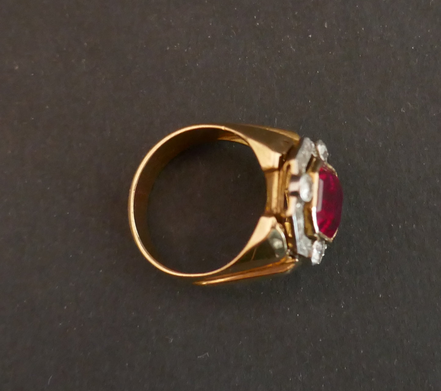 Bague chevalière Tank pierre rouge Et Diamants, Or 18 Carats