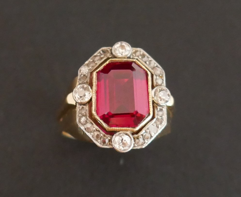 Bague chevalière Tank pierre rouge Et Diamants, Or 18 Carats