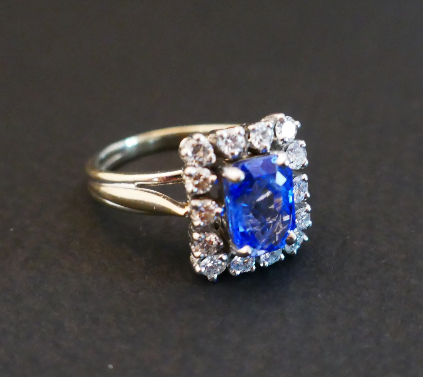 Bague saphir de Ceylan naturel non chauffé et diamants. or et platine. Certificat