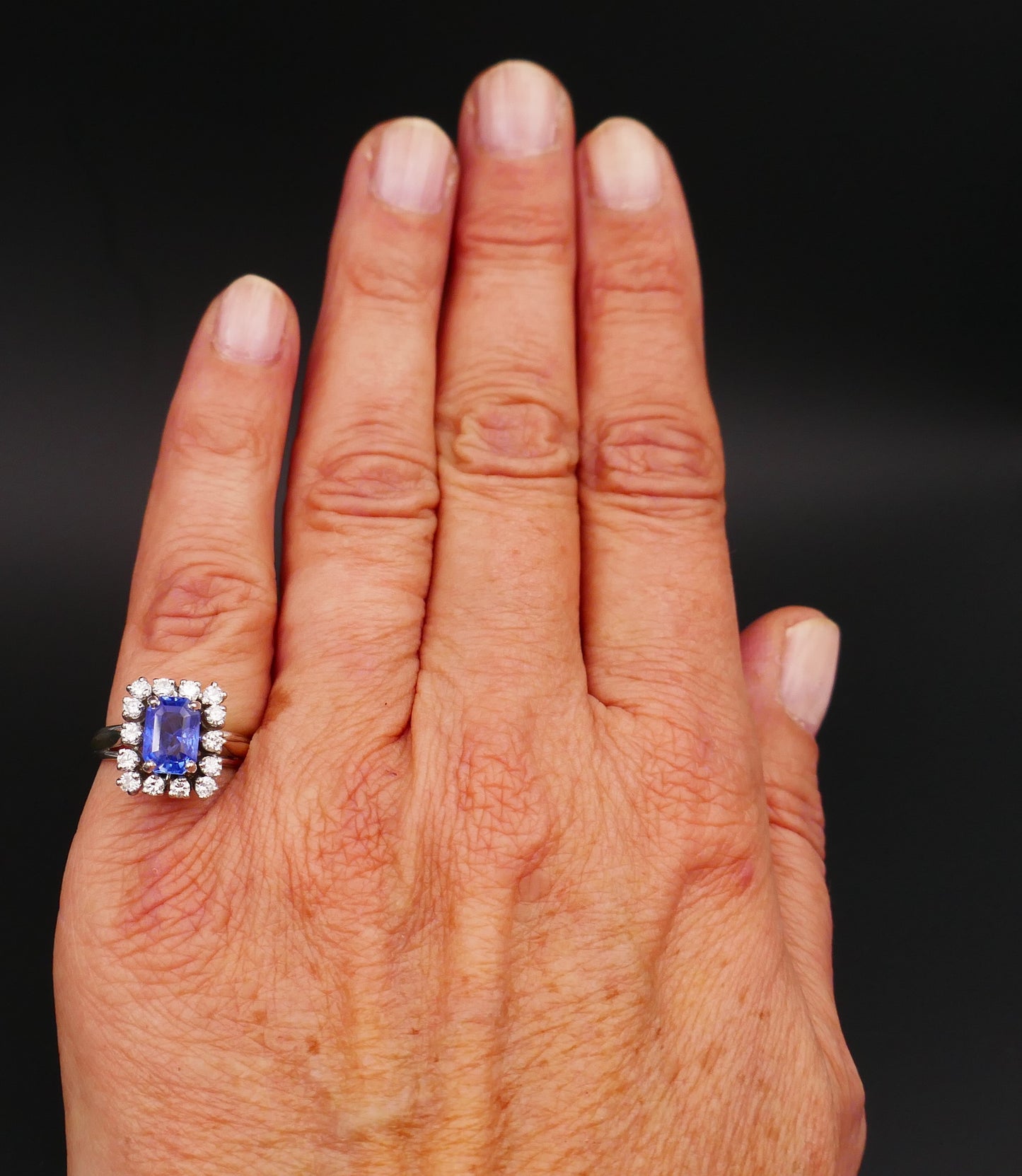 Bague saphir de Ceylan naturel non chauffé et diamants. or et platine. Certificat