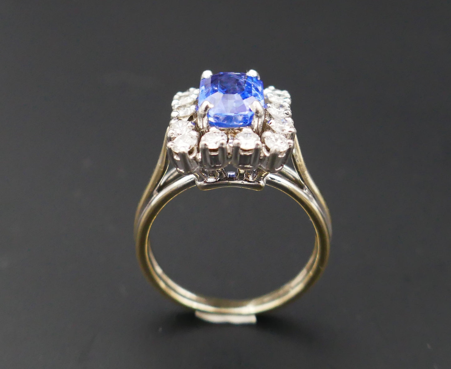 Bague saphir de Ceylan naturel non chauffé et diamants. or et platine. Certificat