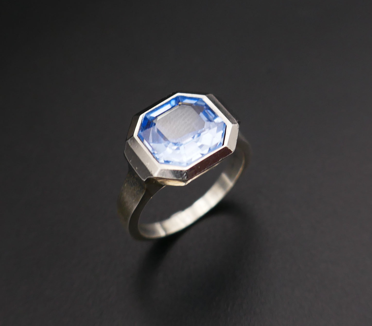 Bague Art Déco En Argent Sertie d'Un Spinelle Bleu De Synthèse