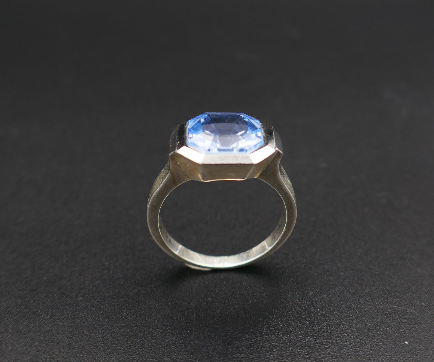 Bague Art Déco En Argent Sertie d'Un Spinelle Bleu De Synthèse