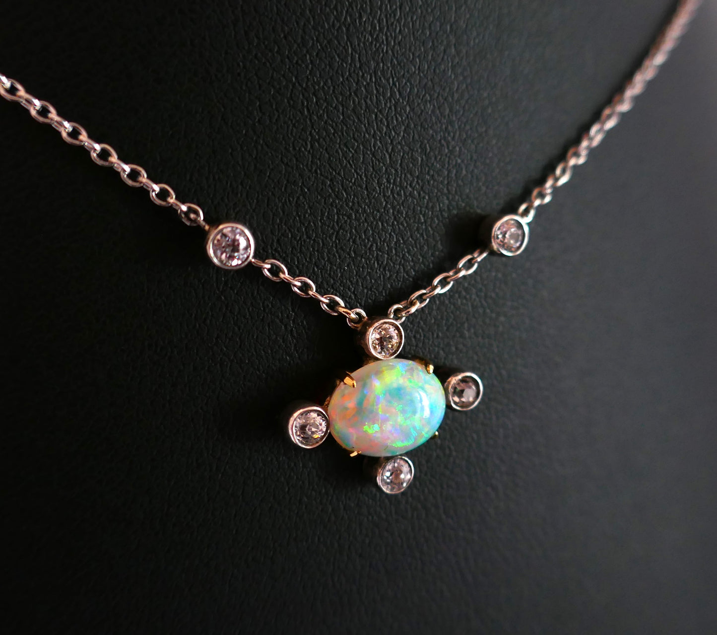 Collier Serti d'Une Opale Et Diamants