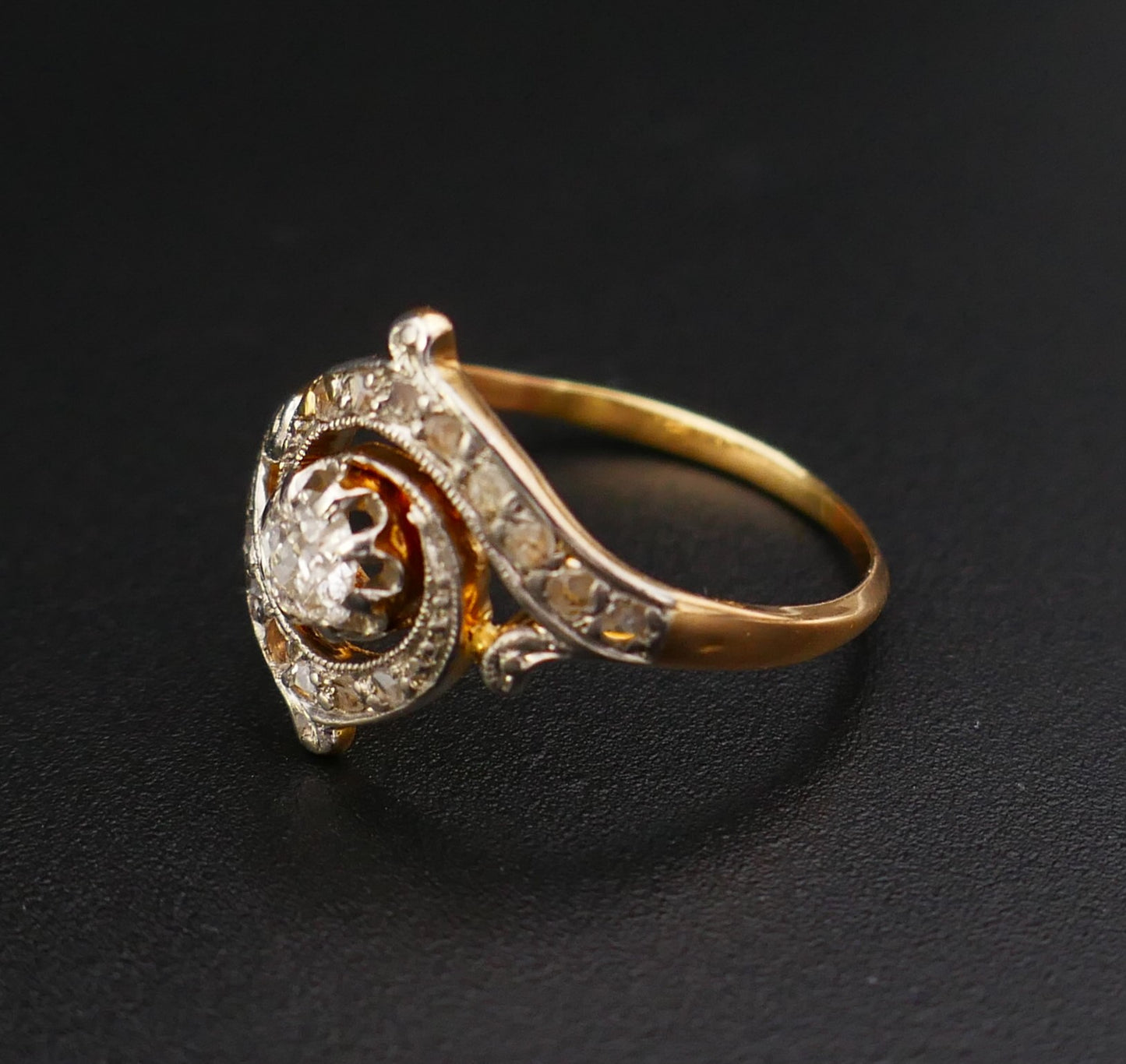 Bague Art Nouveau Diamants, or 2 tons 18 carats.