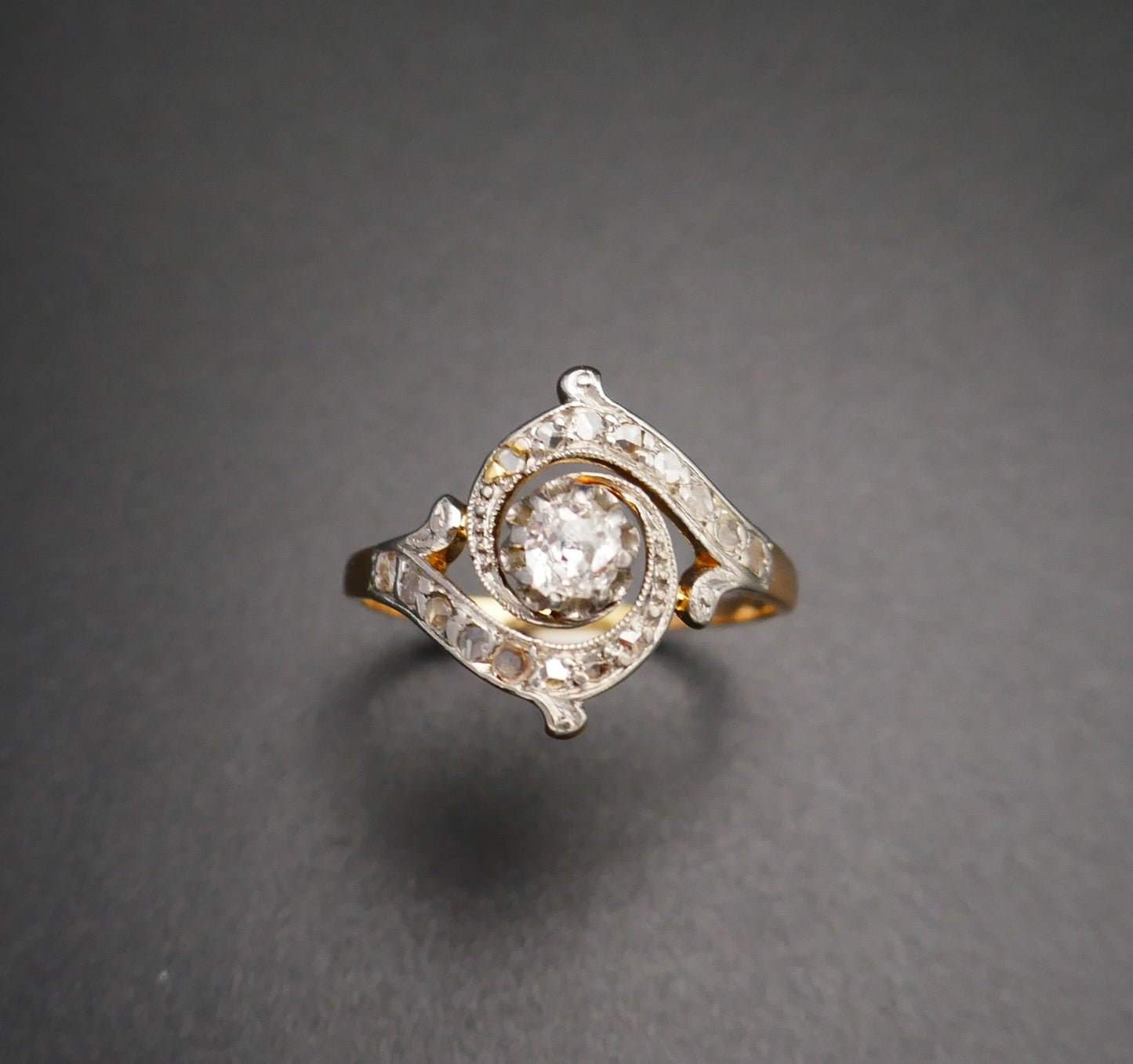 Bague Art Nouveau Diamants, or 2 tons 18 carats.