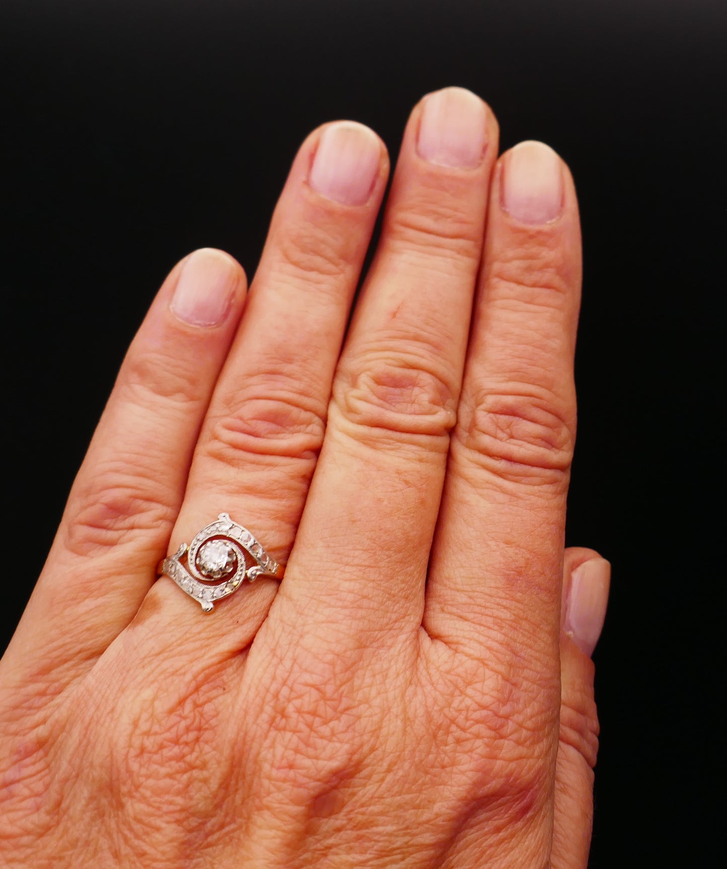 Bague Art Nouveau Diamants, or 2 tons 18 carats.