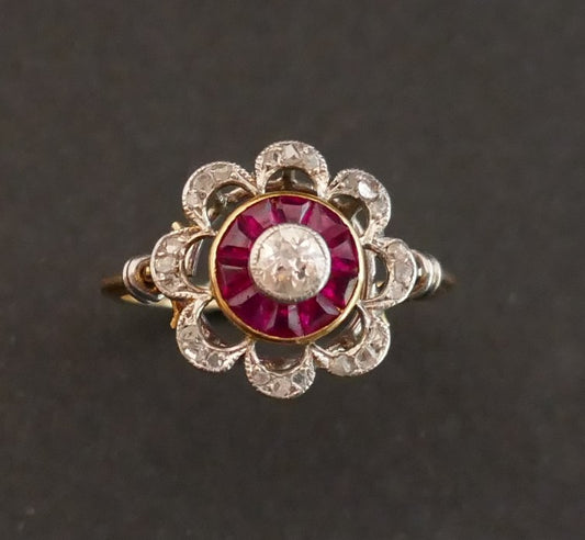Bague Ornée d'Un Diamant, Entourage De Rubis Calibrés