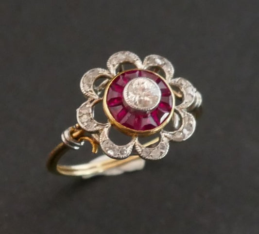 Bague Ornée d'Un Diamant, Entourage De Rubis Calibrés