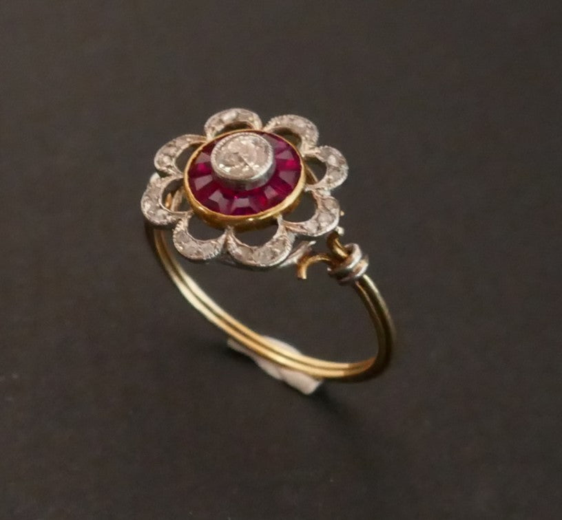 Bague Ornée d'Un Diamant, Entourage De Rubis Calibrés