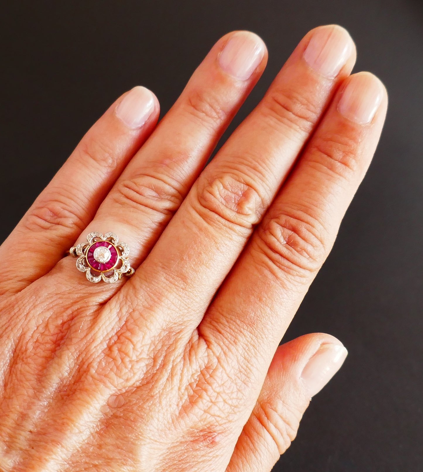 Bague Ornée d'Un Diamant, Entourage De Rubis Calibrés