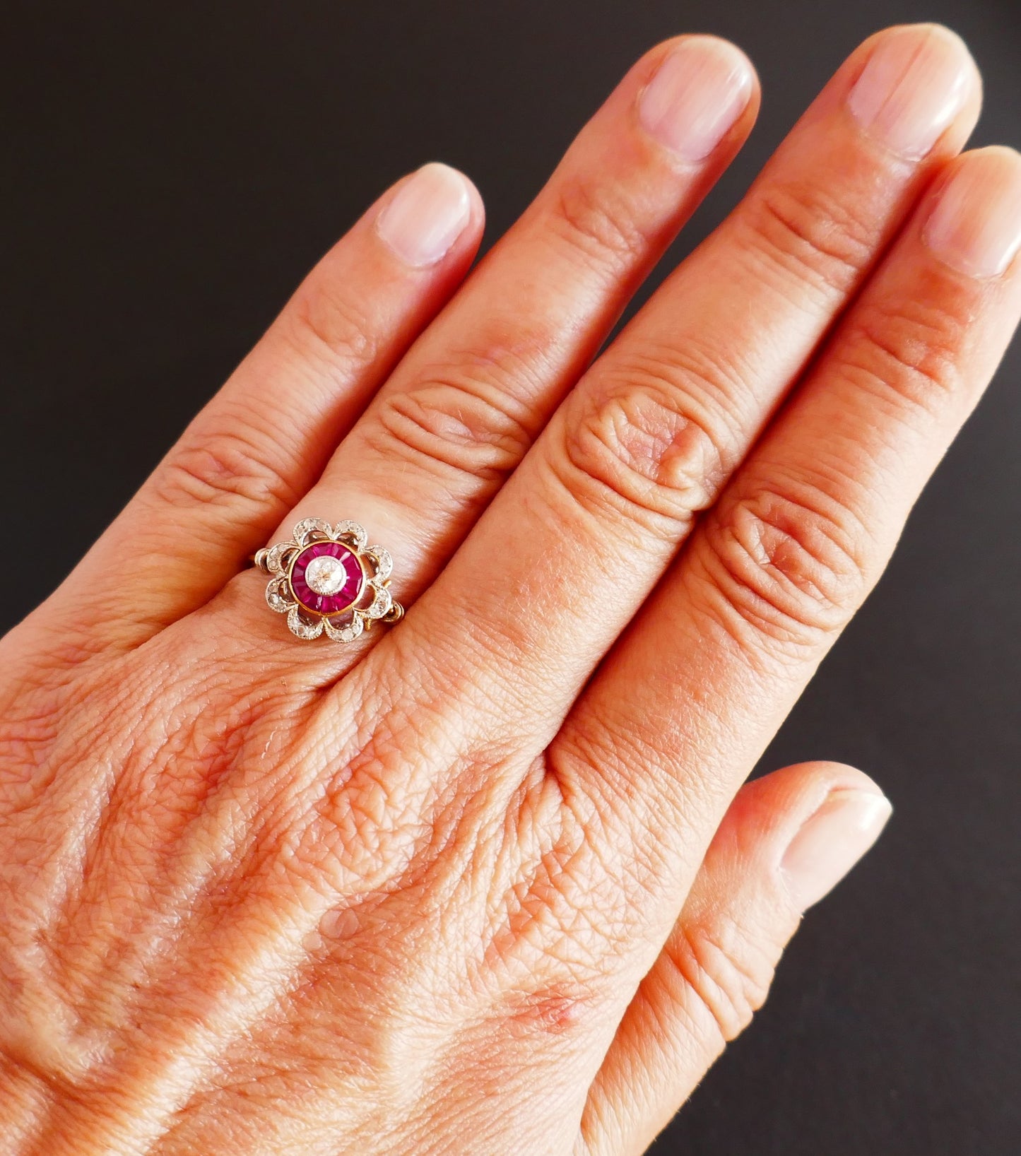 Bague Ornée d'Un Diamant, Entourage De Rubis Calibrés