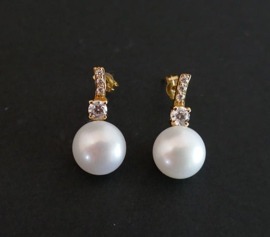 Boucles d'oreilles perles et pierres, or 18 carats.