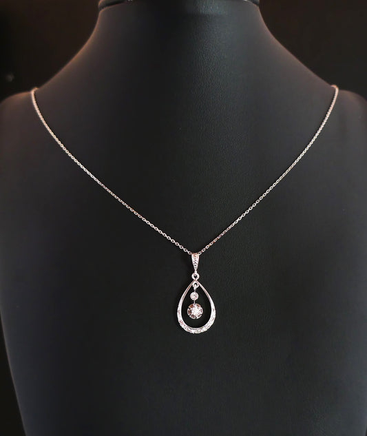 Pendentif Art Déco Serti d'Un Diamant Or Blanc 18 Carats Avec Chaîne Or Blanc