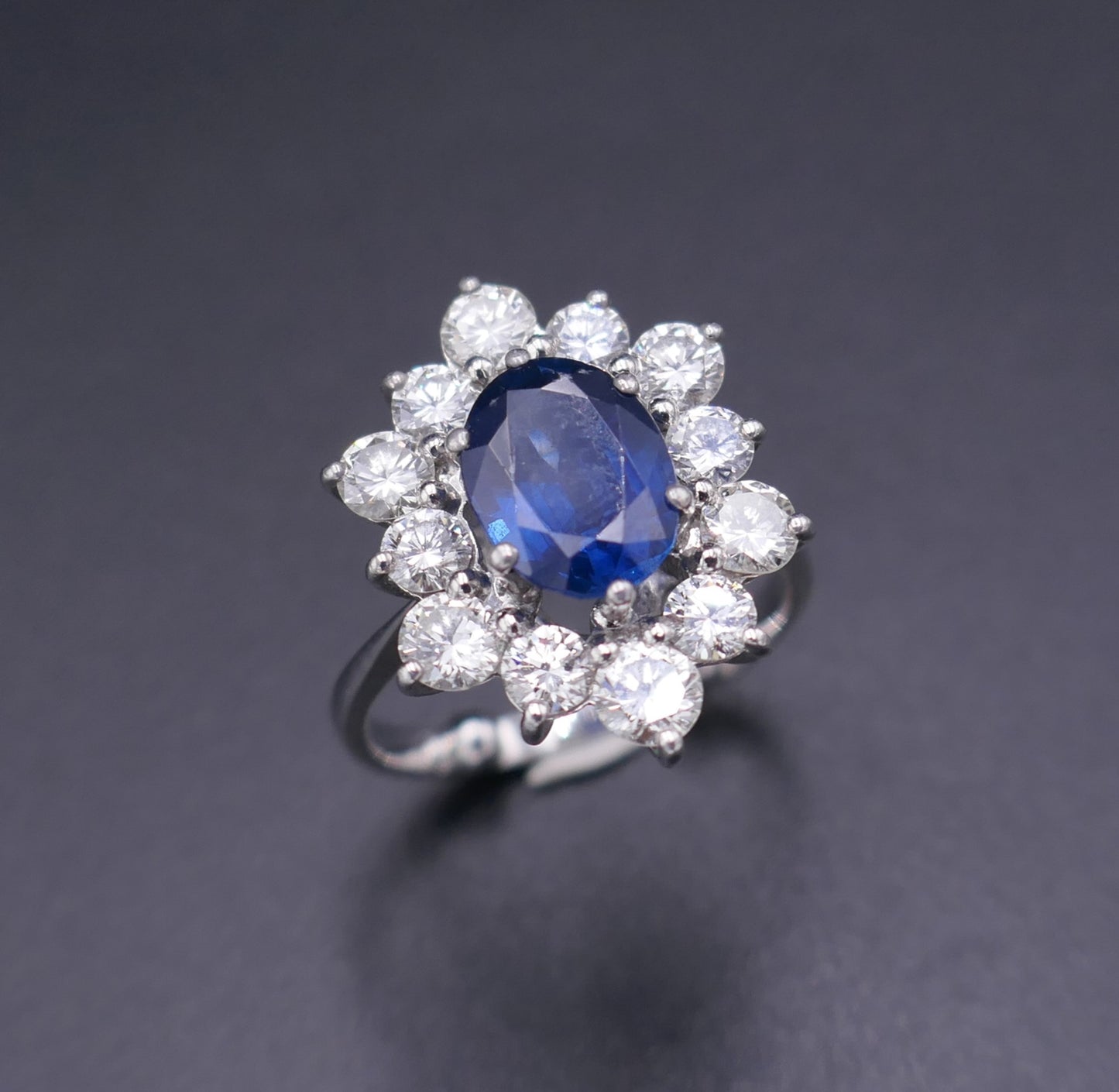 Bague Saphir 2,92 carats Et Diamants 1,80 carat, Or Blanc 18 Carats.