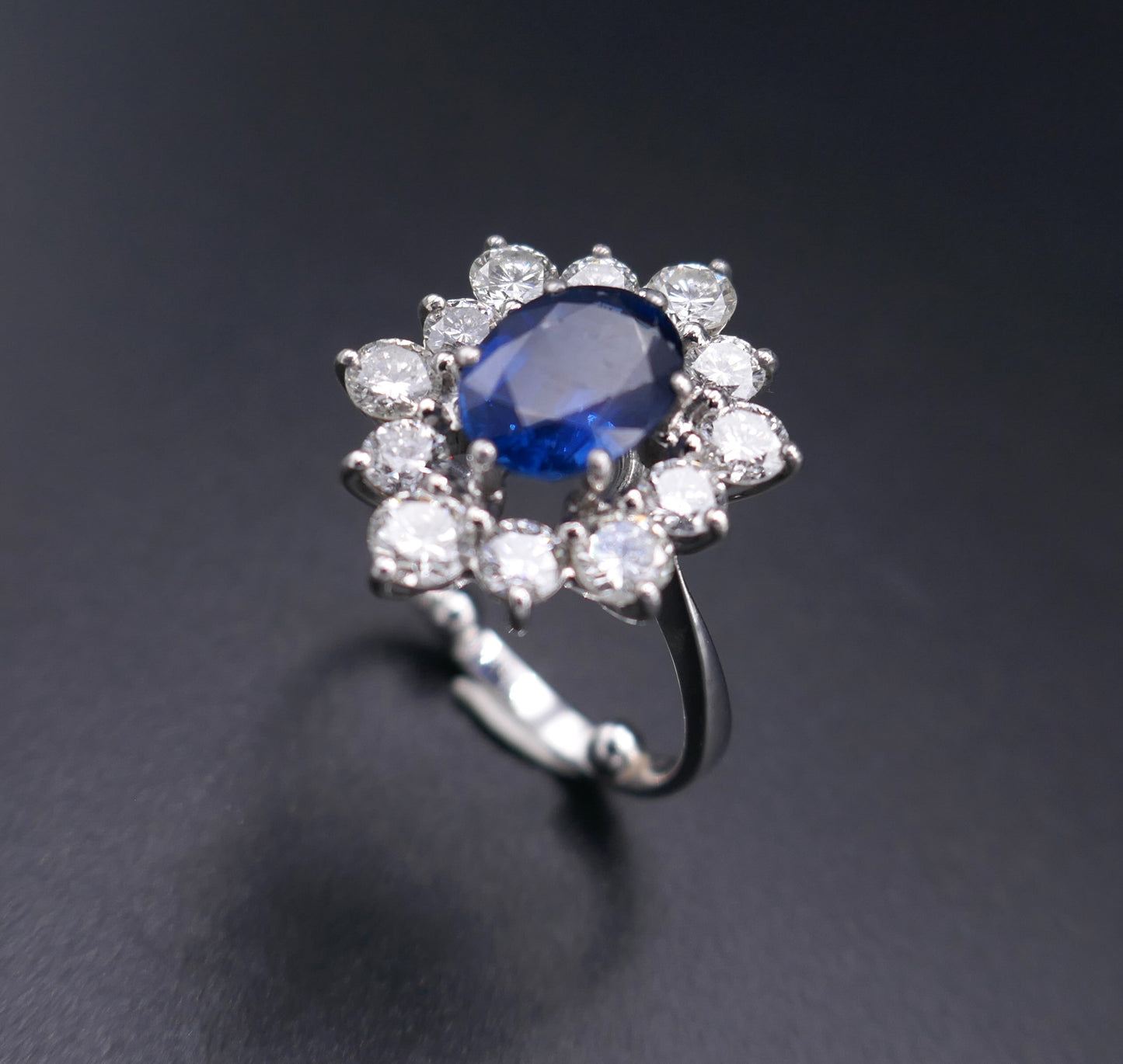 Bague Saphir 2,92 carats Et Diamants 1,80 carat, Or Blanc 18 Carats.