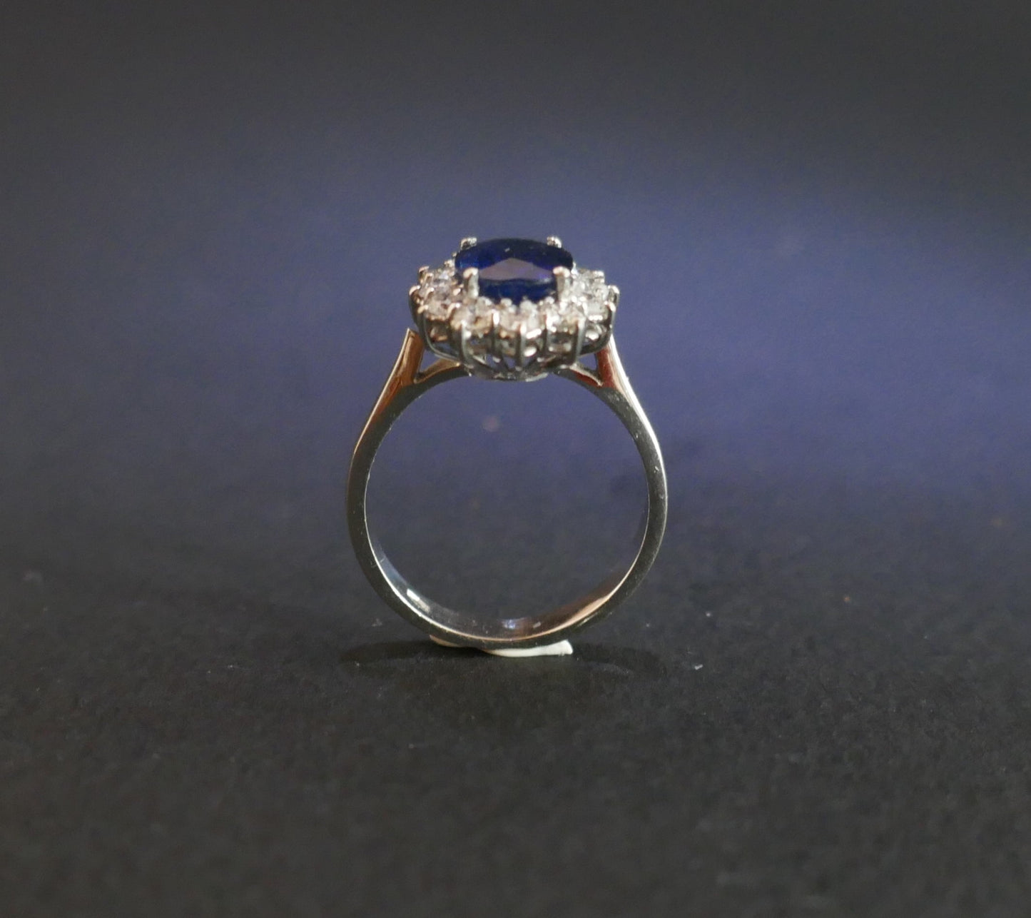 Bague Marguerite Saphir Entourage Diamants.