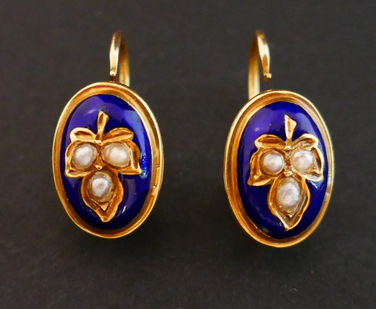Dormeuses Anciennes émail Et Perles, Or 18 Carats.