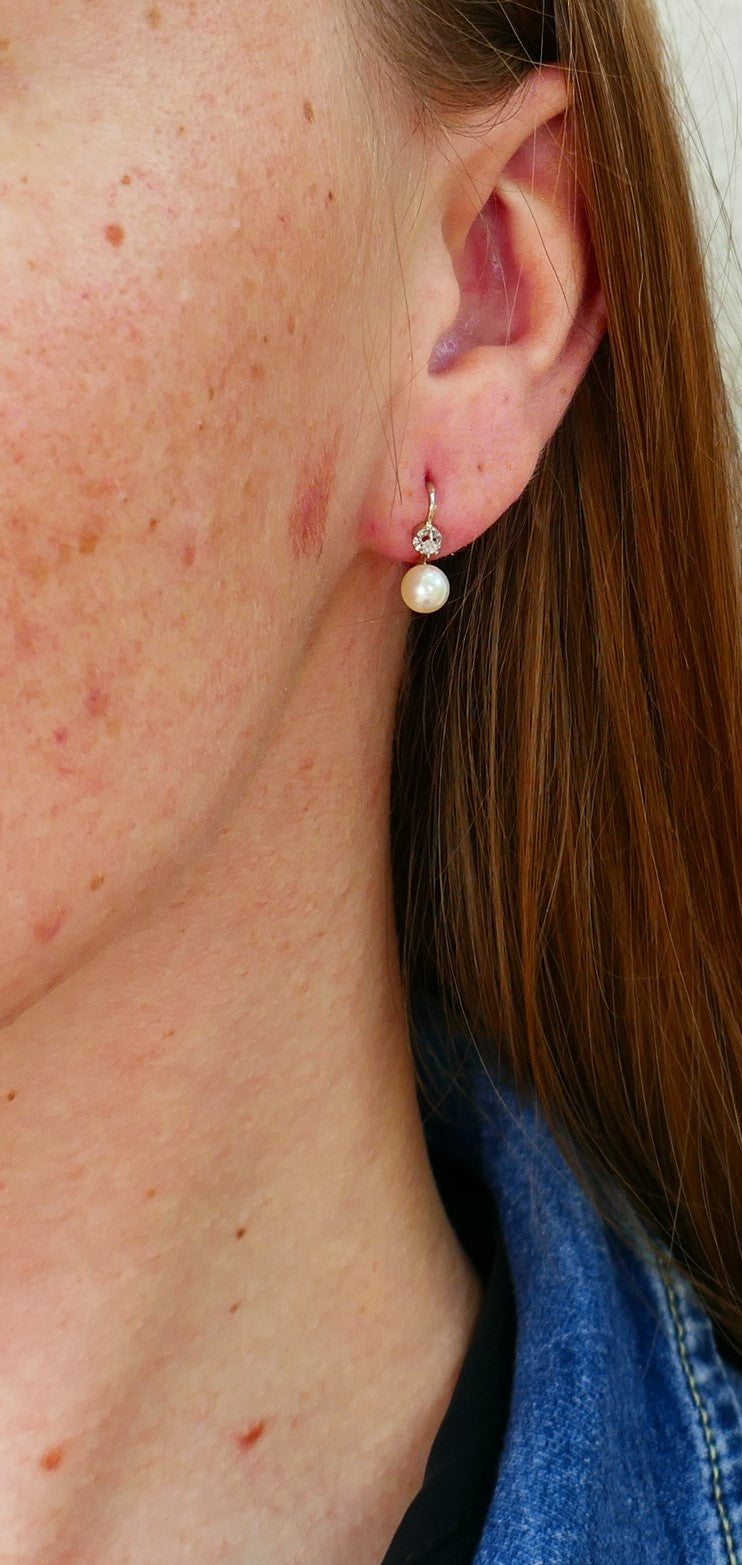 Boucles d'Oreilles Dormeuses Perles Et Diamants, Or Blanc 18 Carats.