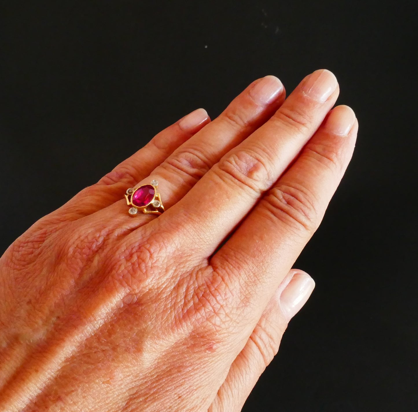 Bague Art Nouveau Pierre Rouge Et Diamants, Or Jaune 18 Carats