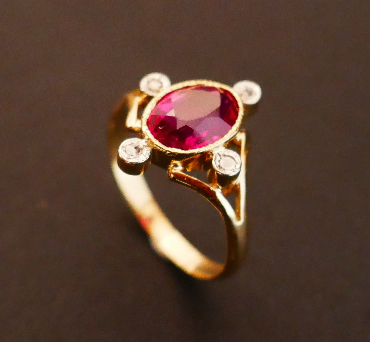 Bague Art Nouveau Pierre Rouge Et Diamants, Or Jaune 18 Carats